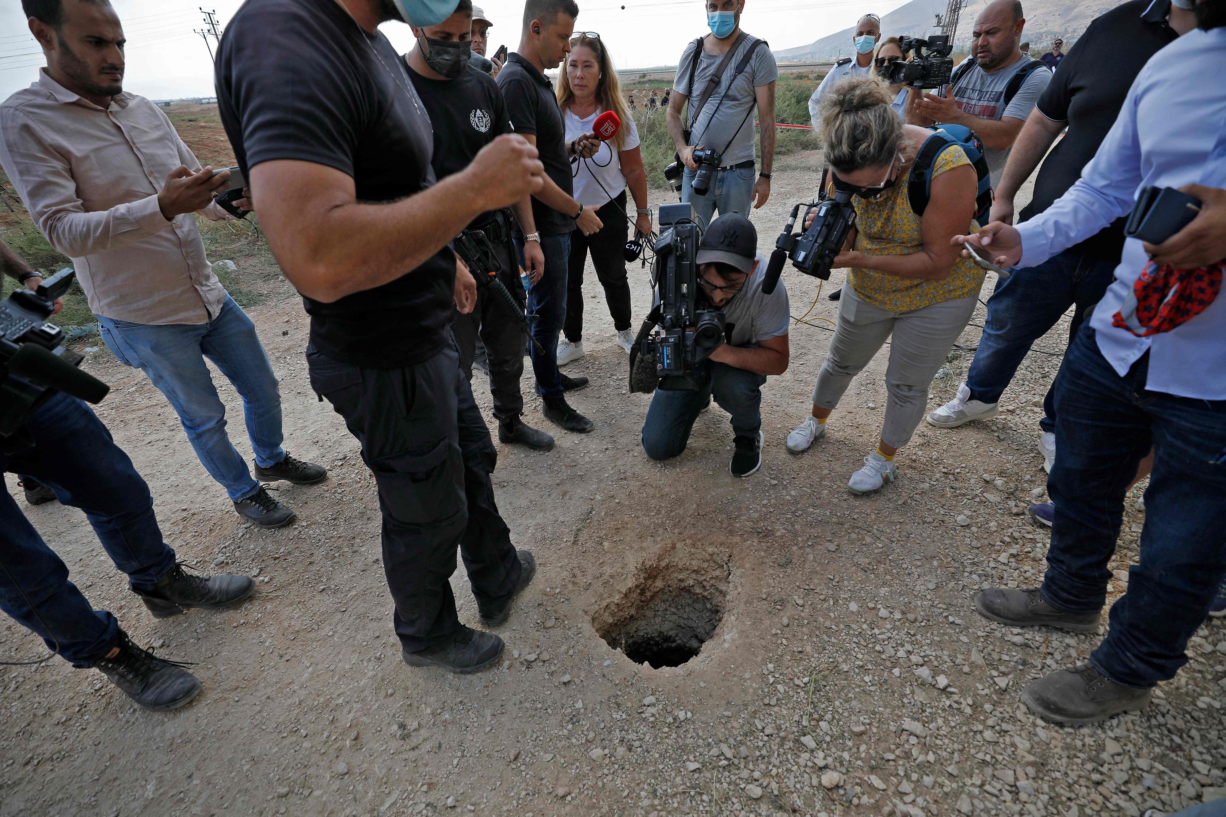 Der winzige Tunnel wurde neben einem Waschbecken gegraben und endete in Freiheit.
