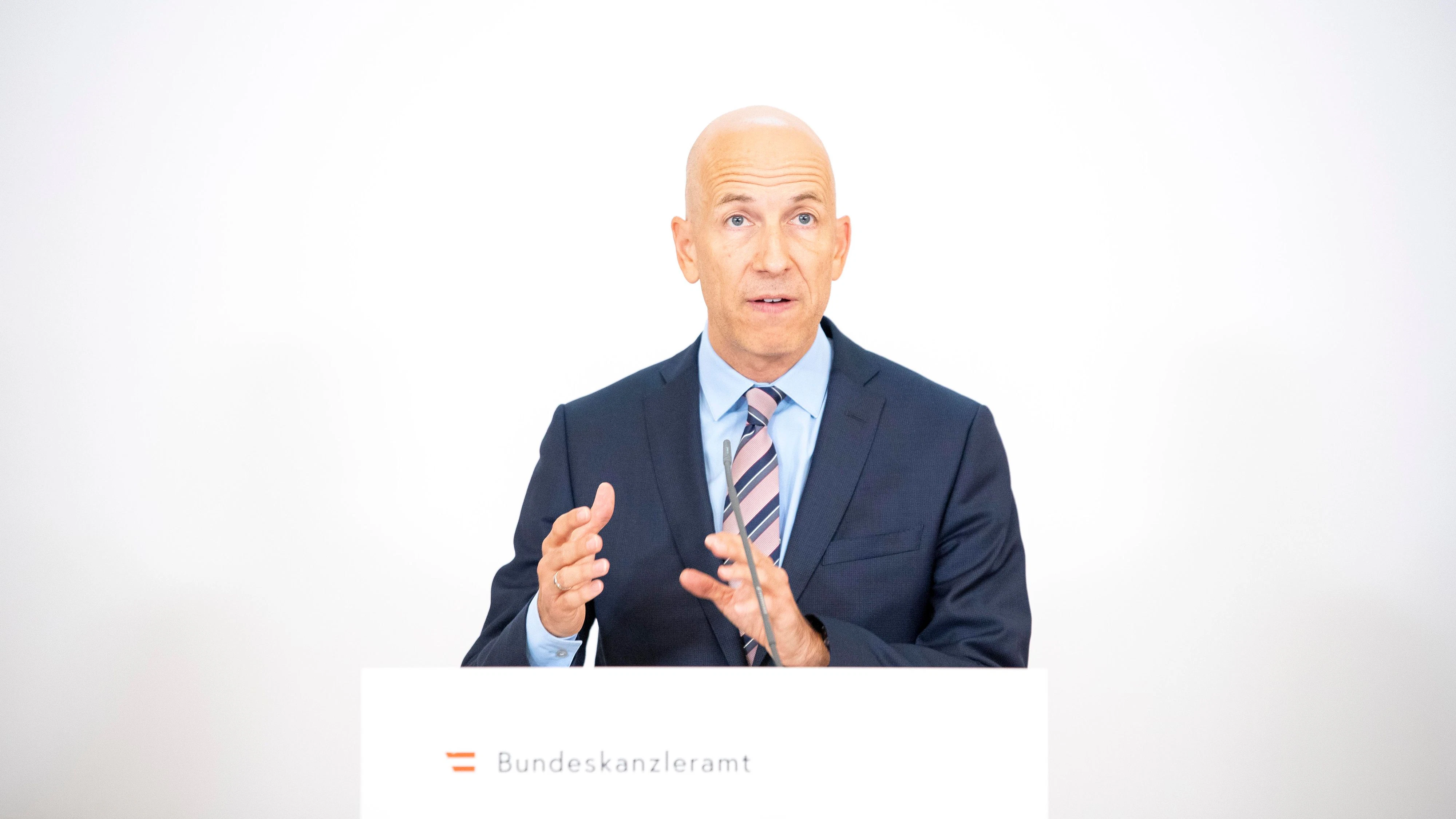 Arbeitsminister Martin Kocher (ÖVP) freut sich über die erneute Verlängerung. Es sei sichergestellt, dass Eltern im Falle des Falles keine  finanziellen  Nachteile erfahren würden.  