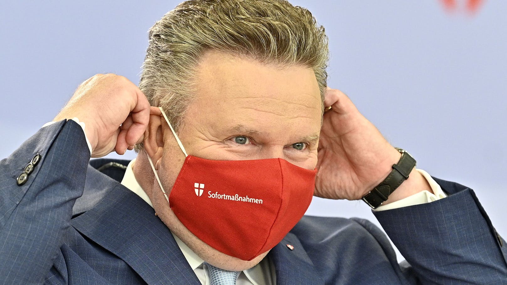 Die Maske verrät es bereits: Anders als der Kanzler will Wiens Bürgermeister <strong>Michael Ludwig</strong> die neuen Corona-Maßnahmen sofort umsetzen.