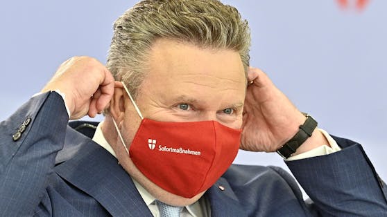 Die Maske verrät es bereits: Anders als der Kanzler will Wiens Bürgermeister Michael Ludwig die neuen Corona-Maßnahmen sofort umsetzen.