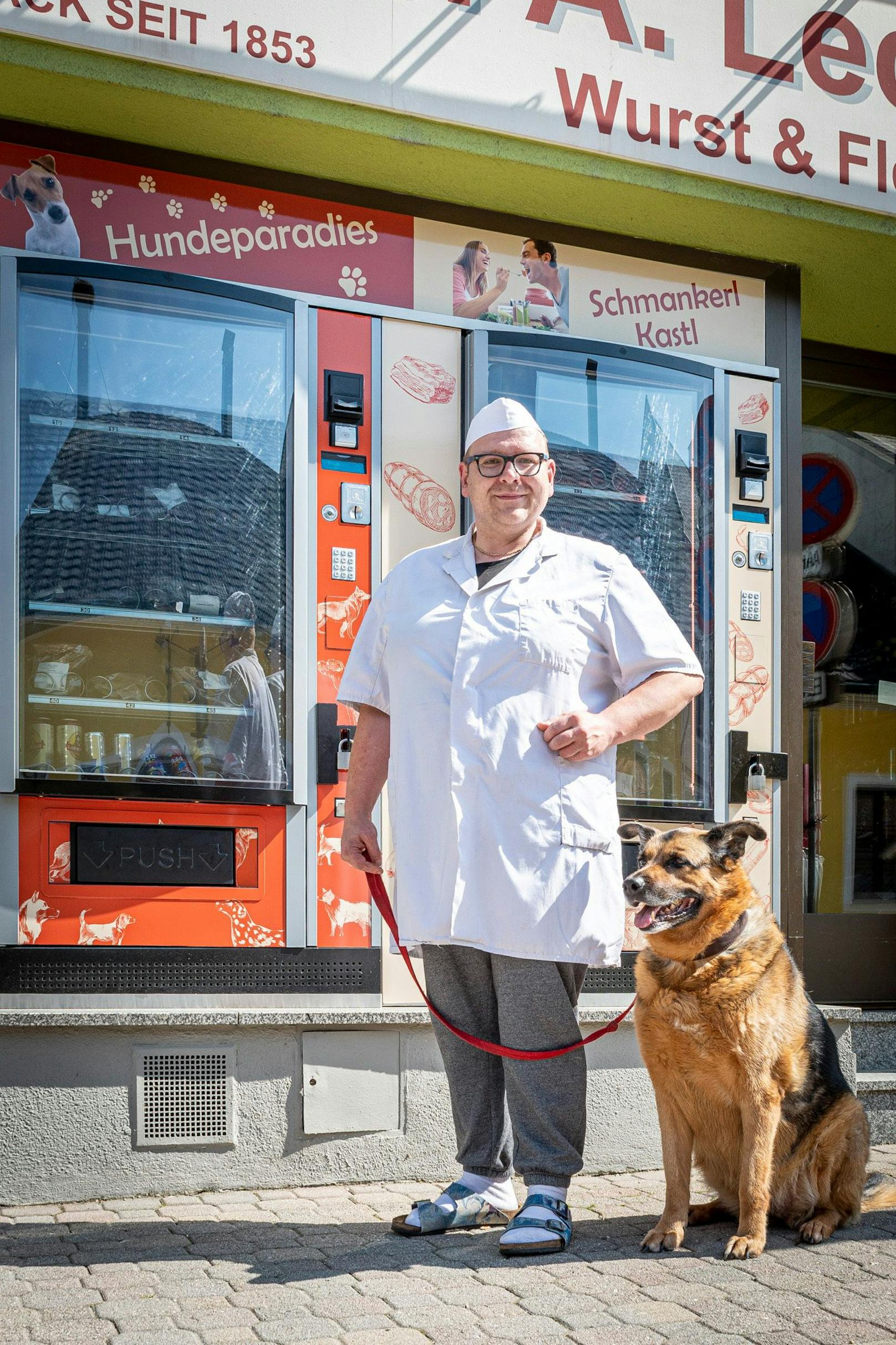 Der Fleischermeister aus Kilb mit Hündin vor seinem Betrieb