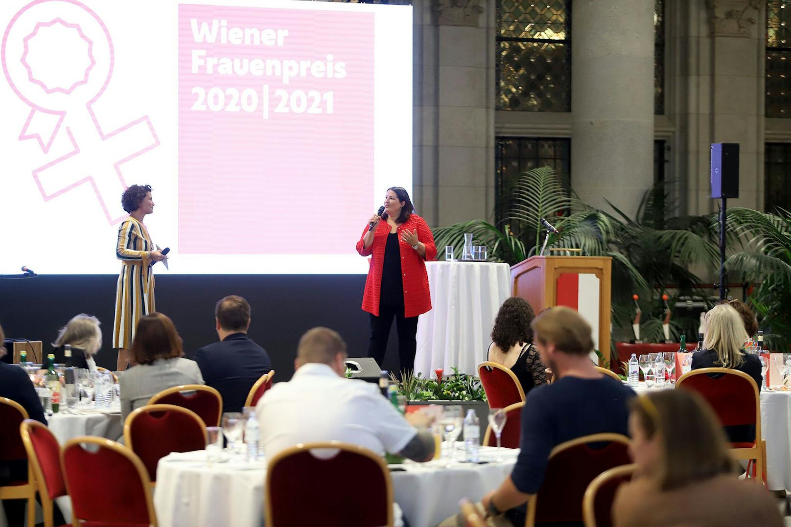 Vizebürgermeisterin und Frauenstadträtin Kathrin Gaál (Mitte) übergab Dienstagabend im Wiener Rathaus den Wiener Frauenpreis.