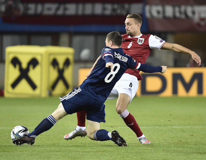 Callum McGregor rustikal gegen Stefan Ilsanker. 