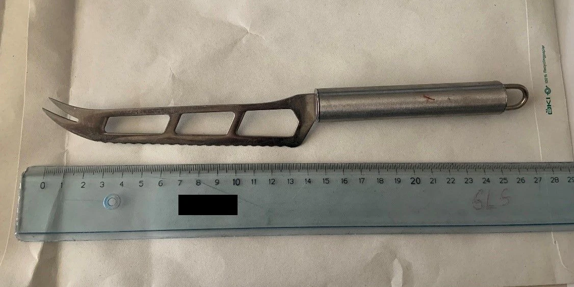 Mit diesem Käse-Messer hantierte der Mann in seinem Wagen.