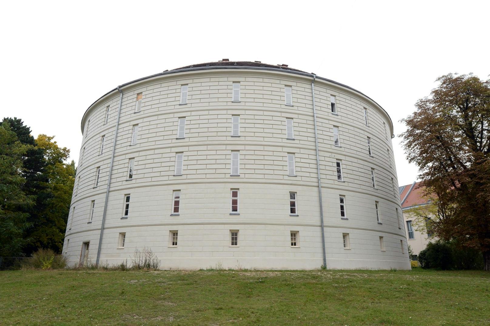 Im Jahr 1784 wurde der Narrenturm am Gelände des Alten AKH (Alsergrund) als Europas erste Anstalt für psychisch kranke Menschen errichtet.