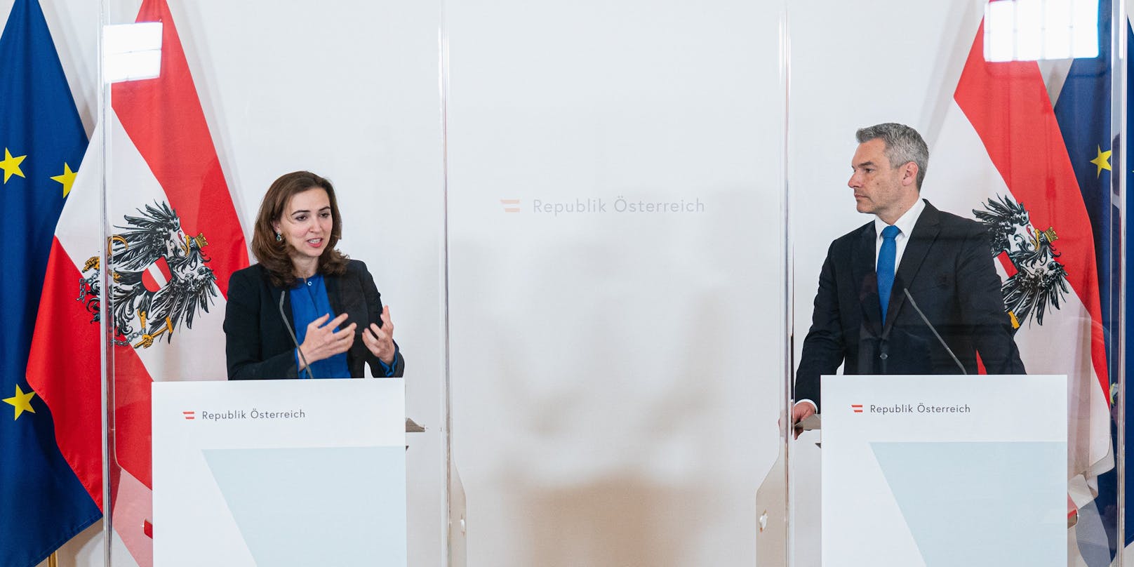 Alma Zadić (Grüne) und Karl Nehammer (ÖVP) führen ein unter Schwarz-Blau eingestampftes Projekt wieder ein.