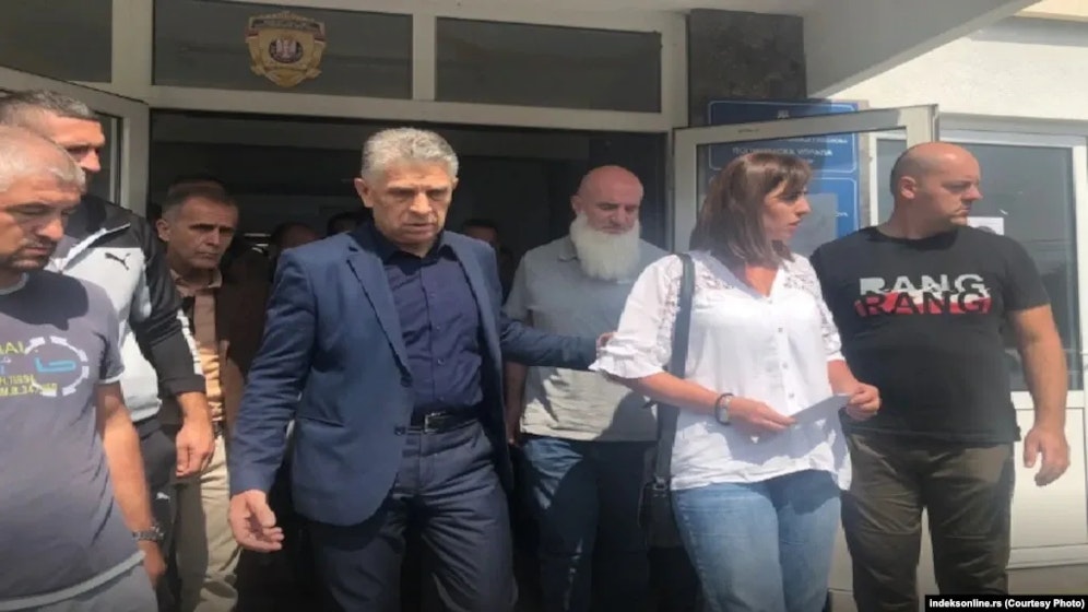 Die Lehrerin Karahmetović vor der&nbsp;Novi Pazar