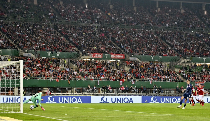 Lyndon Dykes versenkt den Elfmeter zum 1:0 für Schottland. 