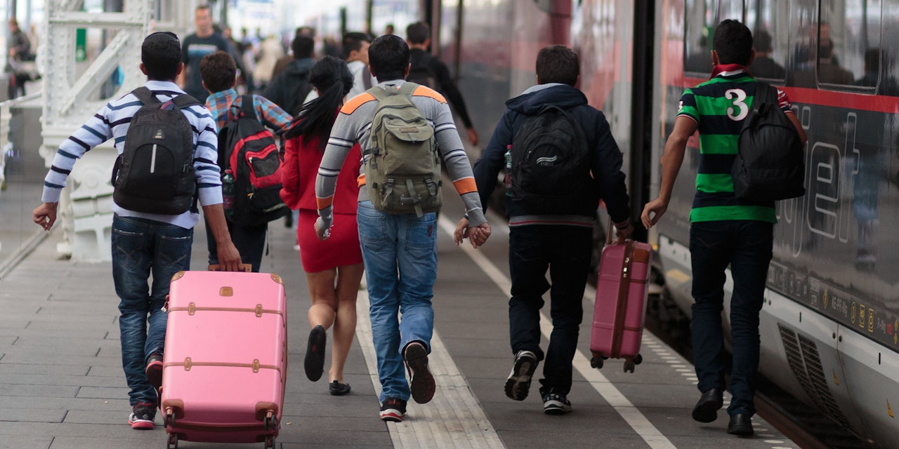 Usa at the boarder congratulation. Индийские гастарбайтеры. Мигранты бегут. Бордер сша мексика. American migrants run.