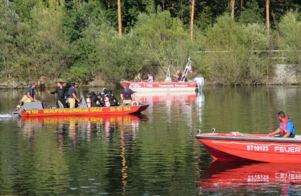 Die Helfer konnten das 6-jährige Mädchen nur noch tot aus der Mur bergen.