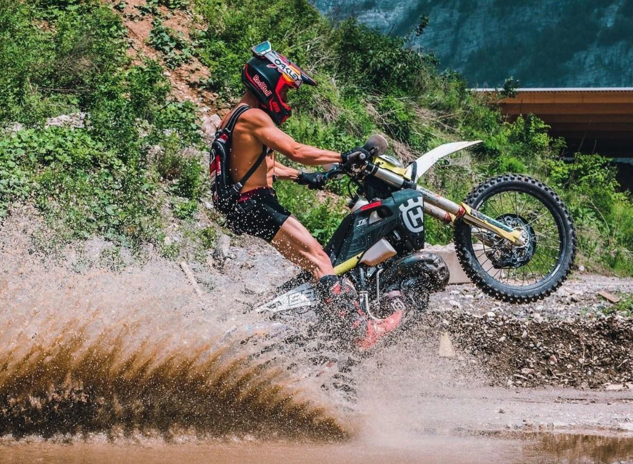 Marcel Hirscher auf seiner Enduro-Maschine.