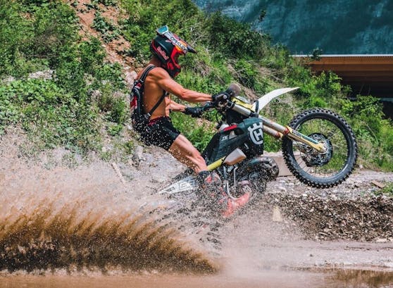 Marcel Hirscher auf seiner Enduro-Maschine.