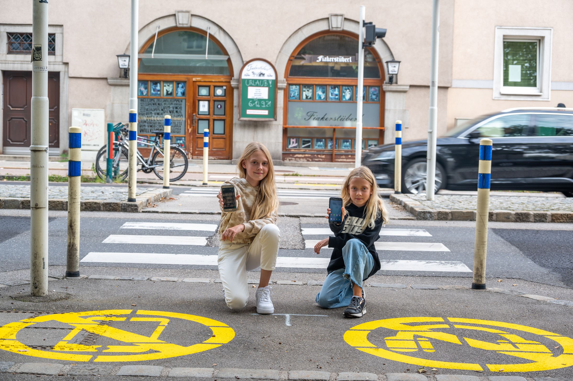 Diese neuen Warnhinweise vor Zebrastreifen sollen vor Unfällen mit den Handys schützen.