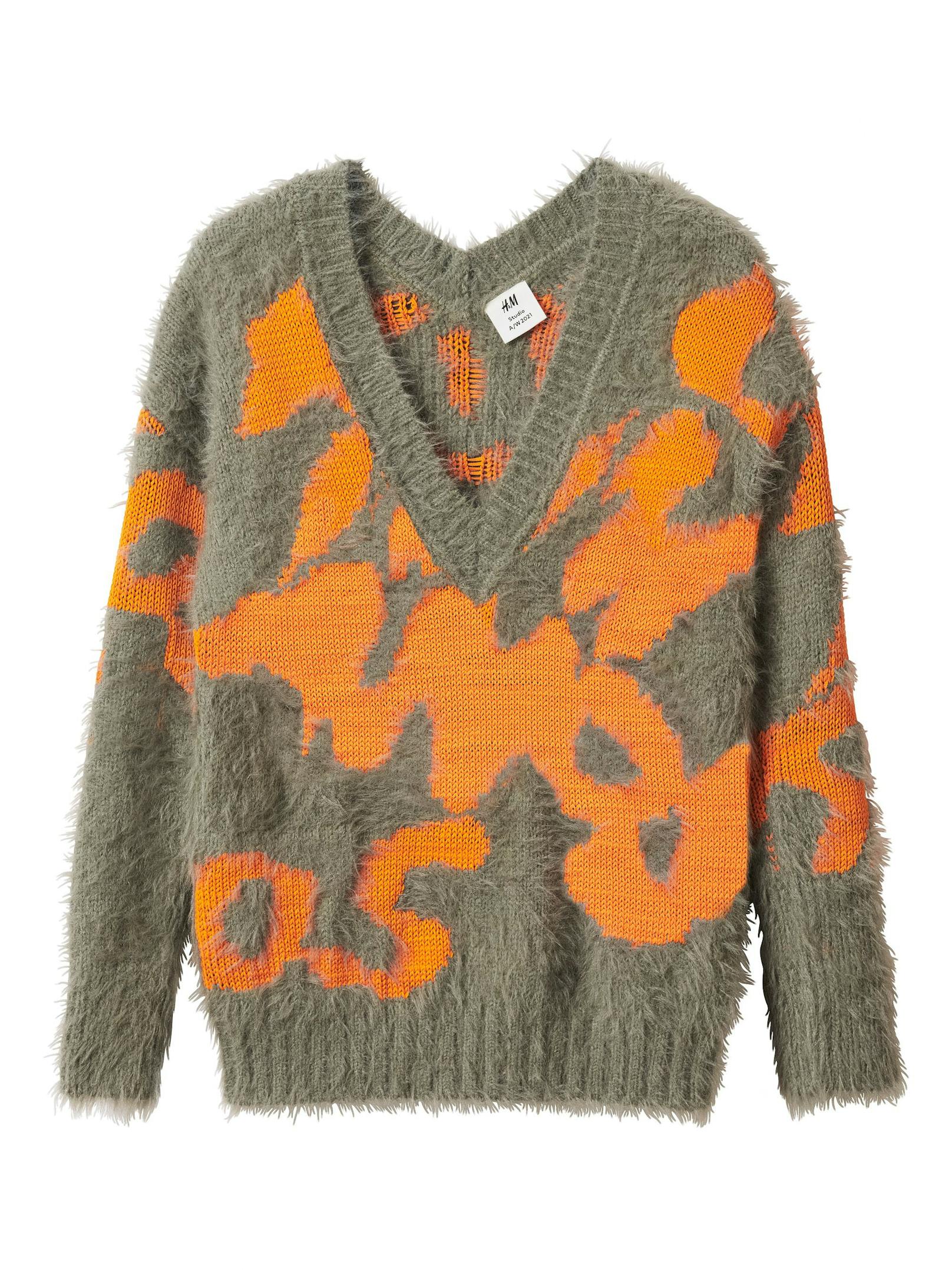 Ein Pullover mit Alpaka-Wolle hält nicht nur warm, sondern stylish warm! Gesehen um 79,99 Euro.