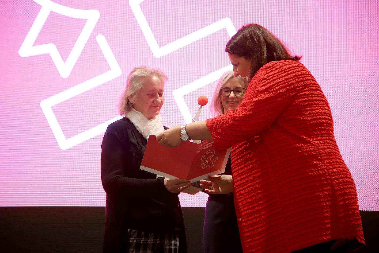 Vizebürgermeisterin und Frauenstadträtin Kathrin Gaál &nbsp;gratuliert der Preisträgerin in der Kategorie „Alltagsheldin“ (Frauenpreis 2020) Trixi Mikes.