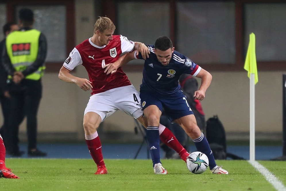 Martin Hinteregger im entscheidenden Zweikampf gegen Che Adams. 