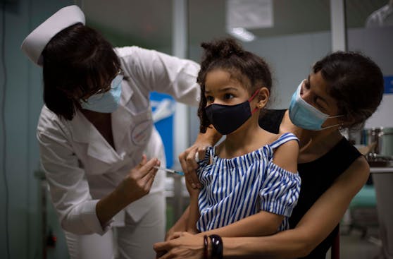 Mädchen wird in Kuba gegen Covid geimpft.