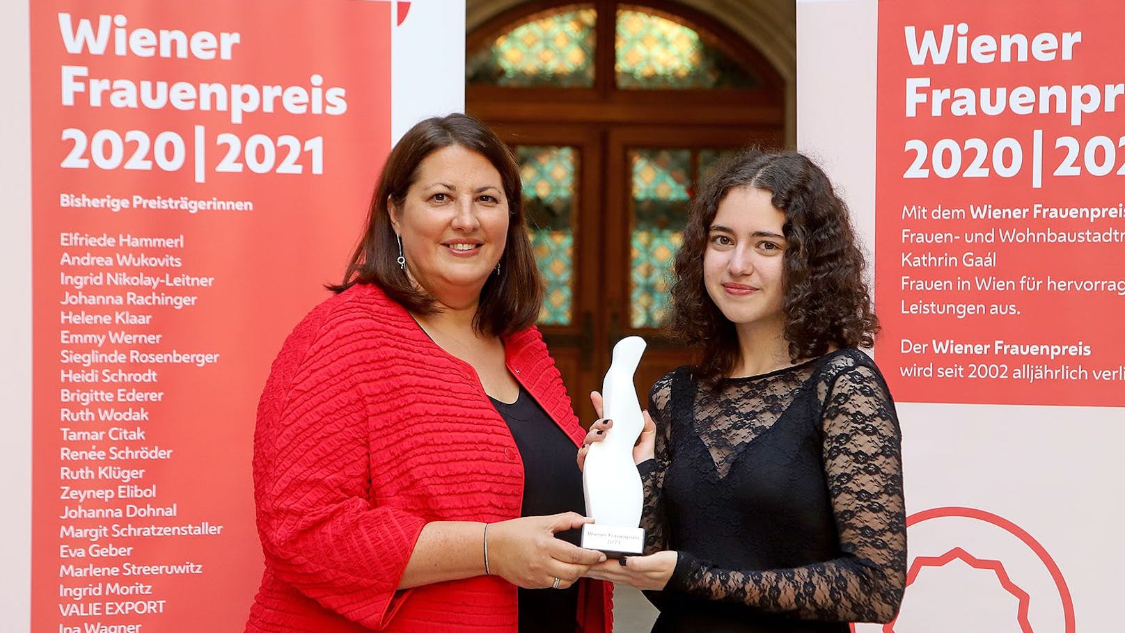 Vizebürgermeisterin und Frauenstadträtin Kathrin Gaál (Mitte) gratuliert Chiara Helin Arduc („Vorwissenschaftliche Arbeit“) zum Wiener Frauenpreis. Die Schülerin (18) ist die bisher jüngste Preisträgerin.