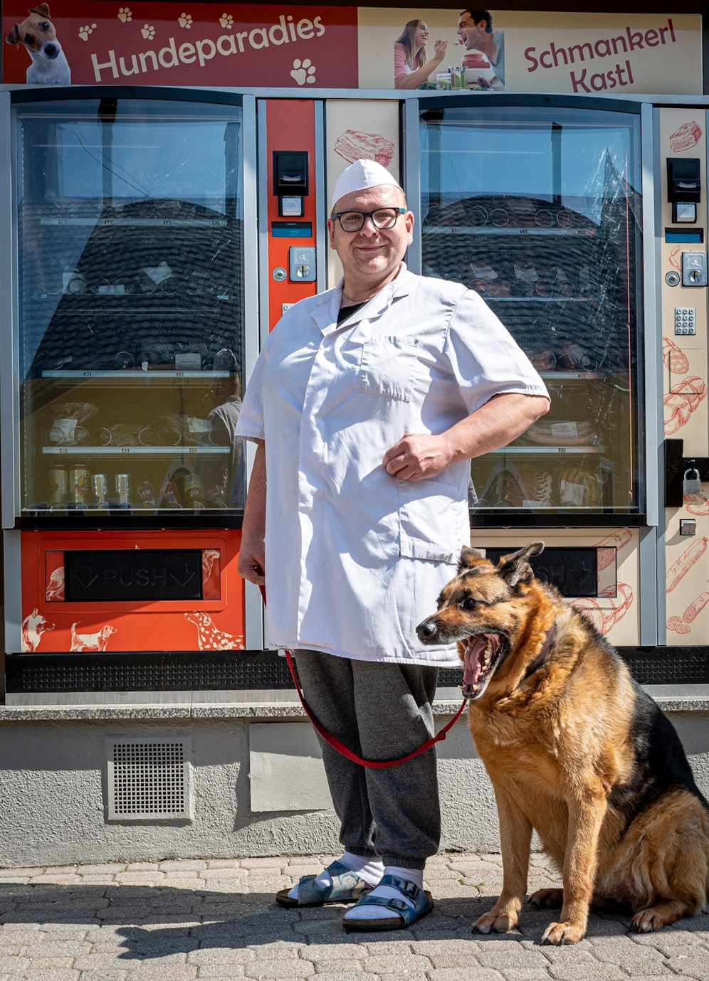 Fleischermeister Josef Alexander Lechner mit seiner zehnjährigen Schäferhündin 