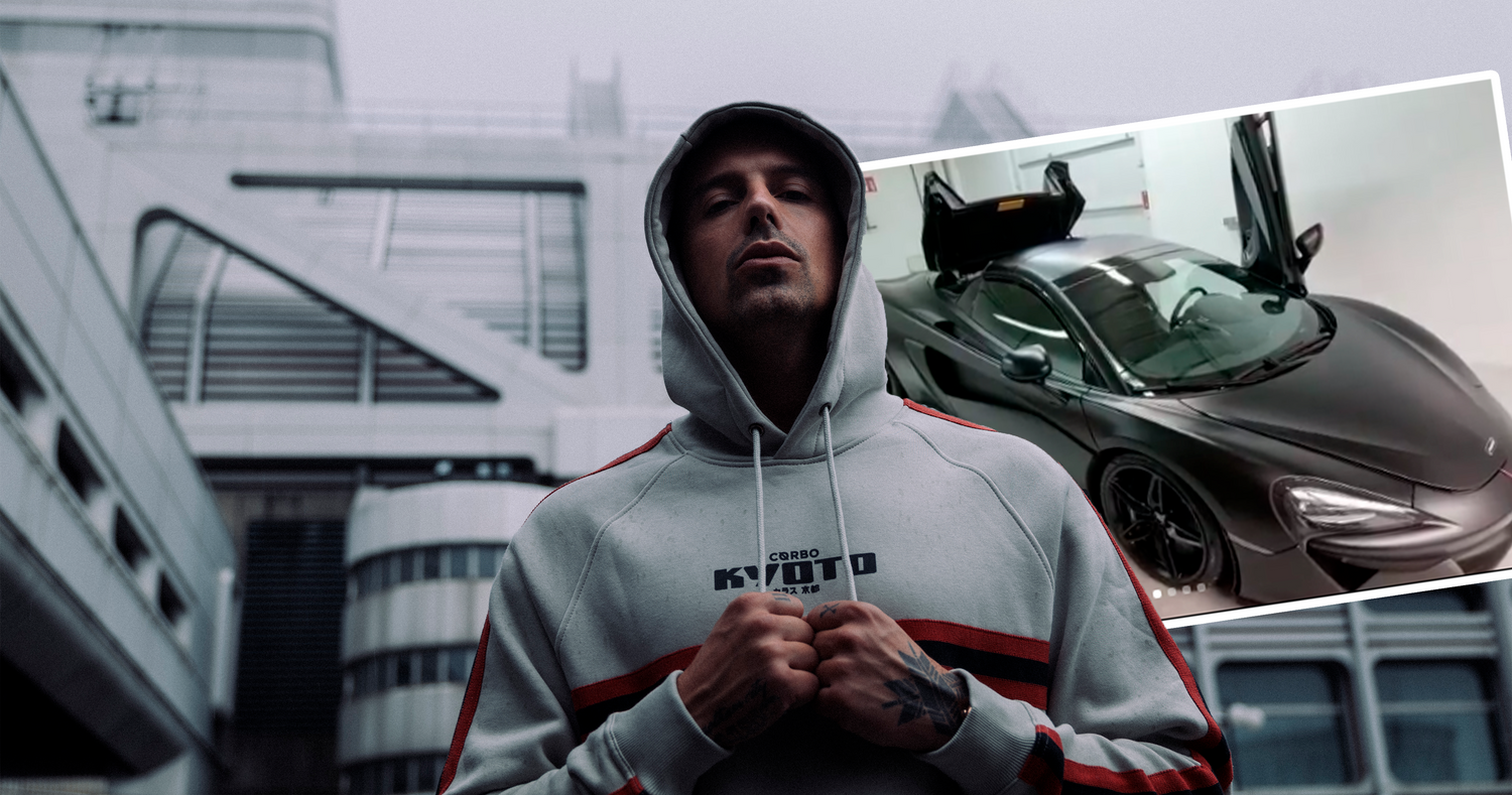 Ein neues Auto in der Garage.