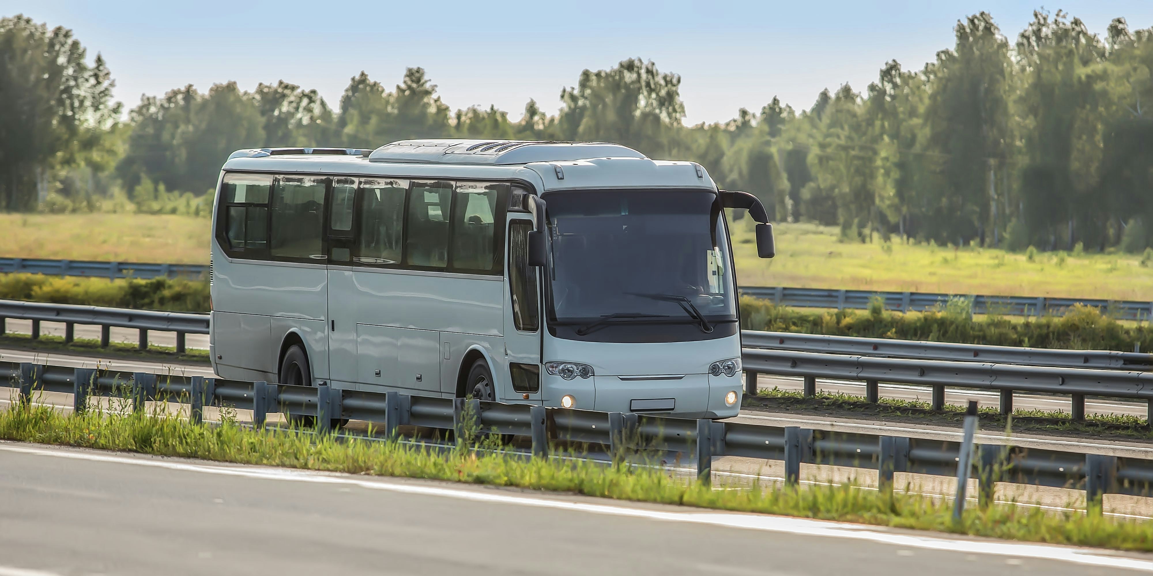 Ein Reisebus fährt durch die Landschaft