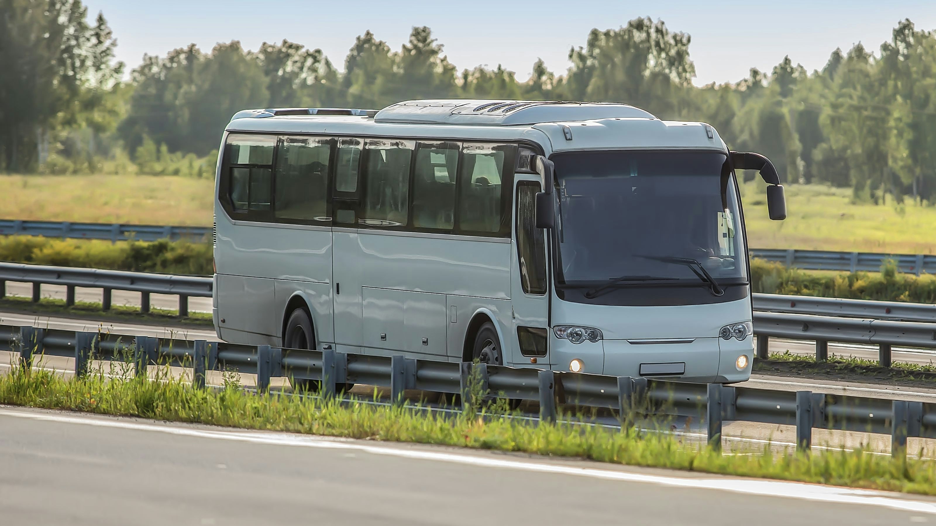 Ein Reisebus fährt durch die Landschaft