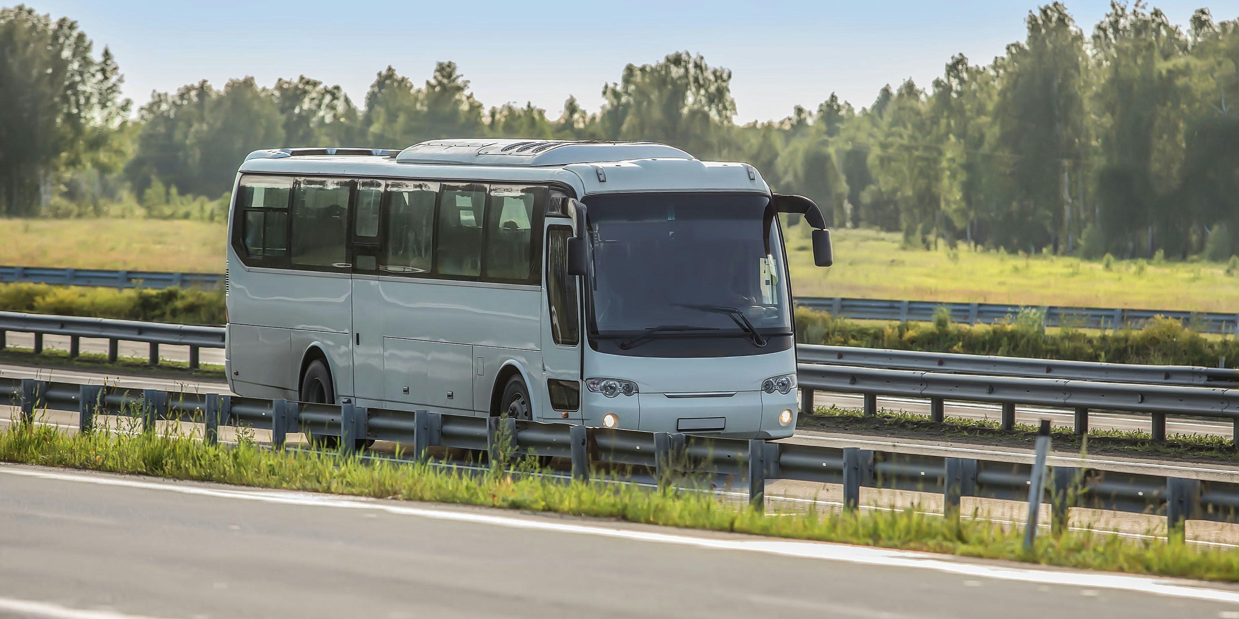 Ein Reisebus fährt durch die Landschaft