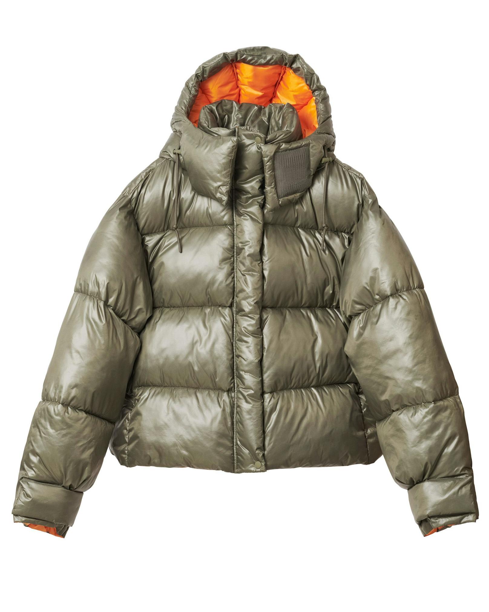 Eine Daunenjacke, die einen garantiert auch bei den frostigsten Temperaturen warm hält. Außen Militärgrün und innen mit einem sommerlichen Orange ausgestattet. Preis: 149 Euro.