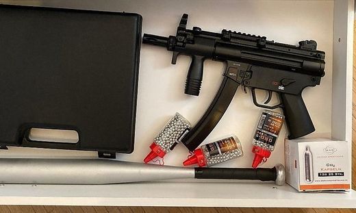 Die Beamten stellten bei den Tatverdächtigen Schreckschusspistolen sicher.