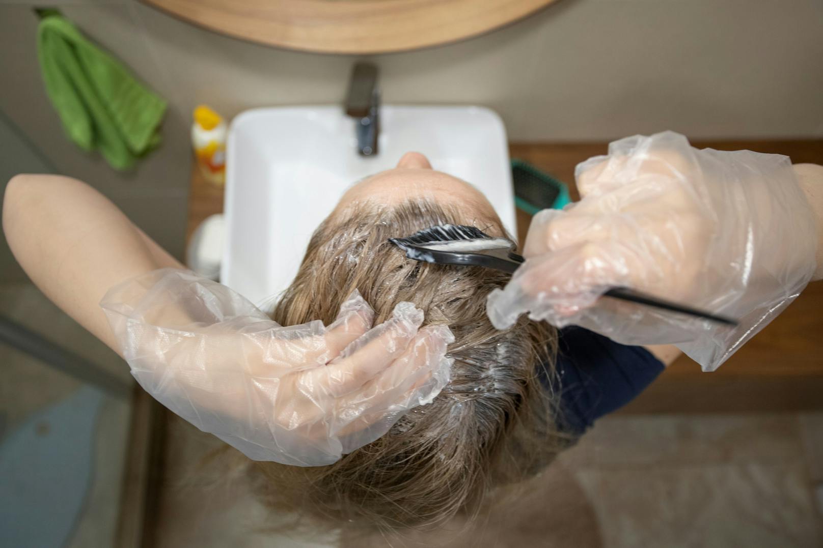 In der Corona-Pandemie griffen viele Frauen und Männer zu Haarfärbemitteln für zu Hause.