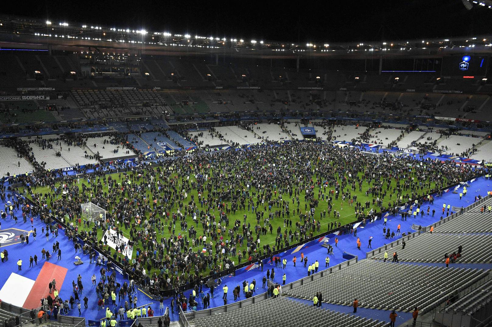 Am Stade de France sprengten sich zudem während des Fußball-Länderspiels Frankreich-Deutschland drei Selbstmordattentäter in die Luft.