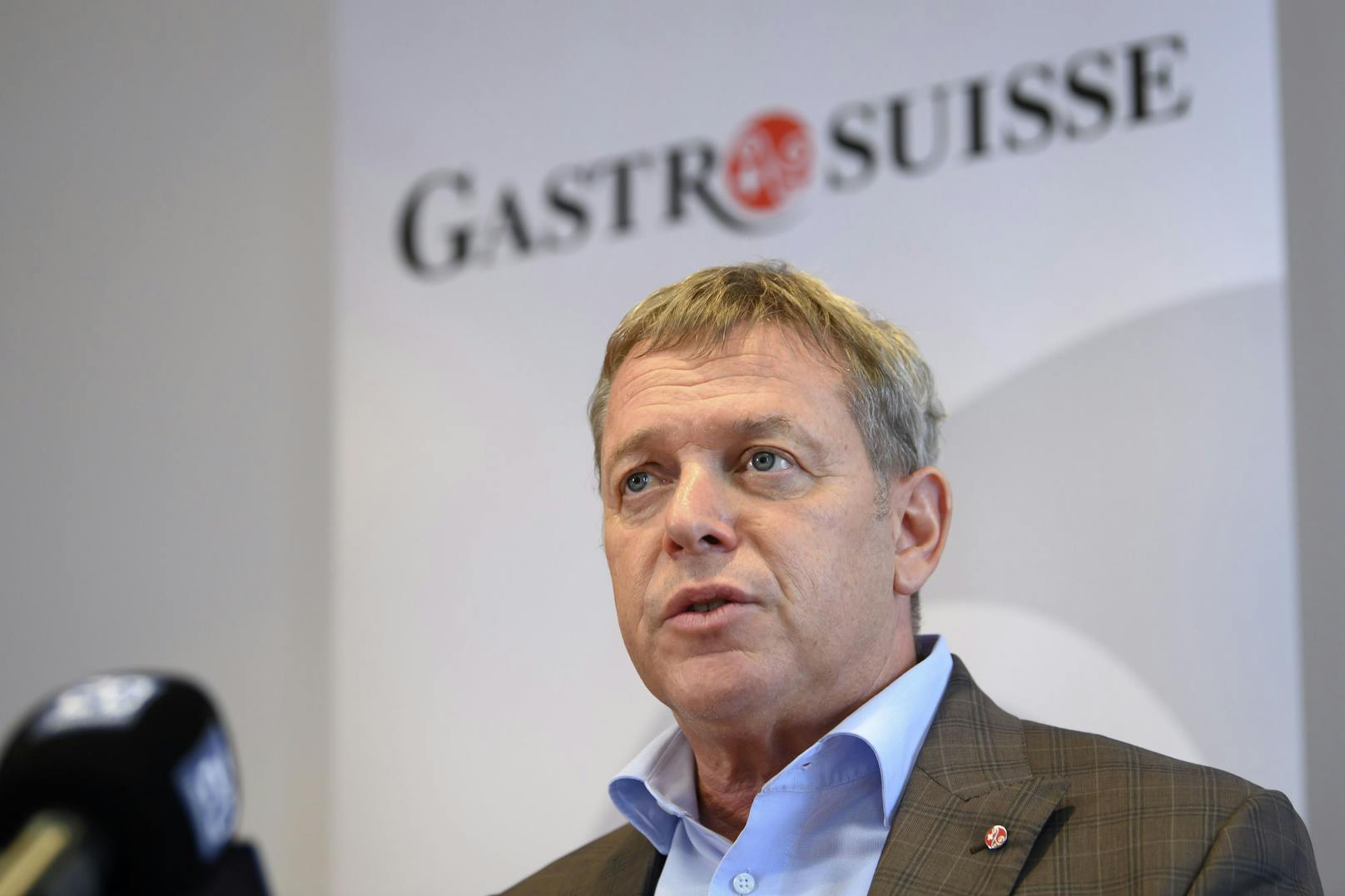 Der oberste Schweizer Wirt Casimir Platzer will sich nicht impfen lassen. Nun schlägt ihm vernichtende Kritik entegegn.