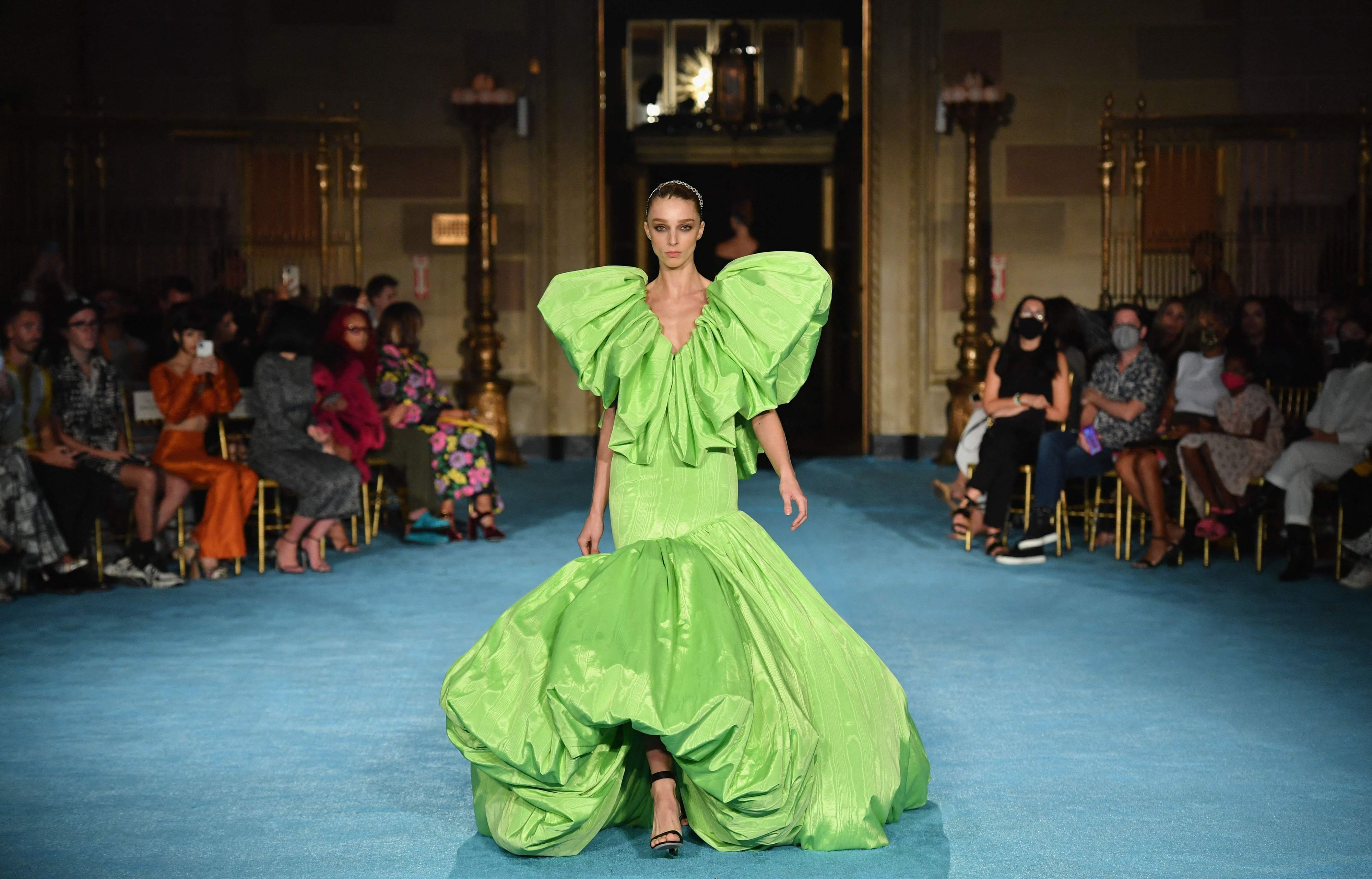Download von www.picturedesk.com am 08.09.2021 (14:29).  A model presents a creation from the Christian Siriano's Spring 2022 collection during New York Fashion Week, in New York, September 7, 2021. (Photo by Angela Weiss / AFP) - 20210907_PD14668 - Rechteinfo: Rights Managed (RM) Nur für redaktionelle Nutzung! Werbliche Nutzung erfordert Freigabe: bitte schicken Sie uns eine Anfrage.