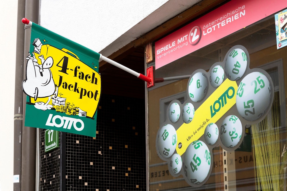 Download von www.picturedesk.com am 08.09.2021 (22:12).  Lotto 4-fach Jackpot, Fahne - 20201114_PD12406 - Rechteinfo: Rights Managed (RM)