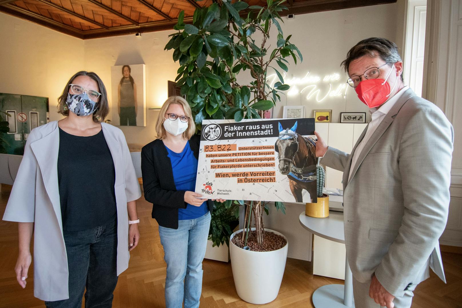Eva Rosenberg und Veronika Weissenböck von Vier Pfoten übergeben die Unterschriften an Tierschutzstadtrat Jürgen Czernohorszky (SPÖ).