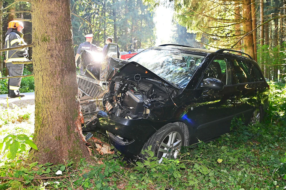 Zwei Frauen und ein Bub wurden bei dem Crash in Munderfing schwer verletzt.