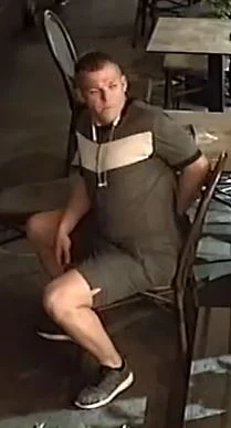 Wer wurde von diesem Mann mit einer Waffe bedroht?