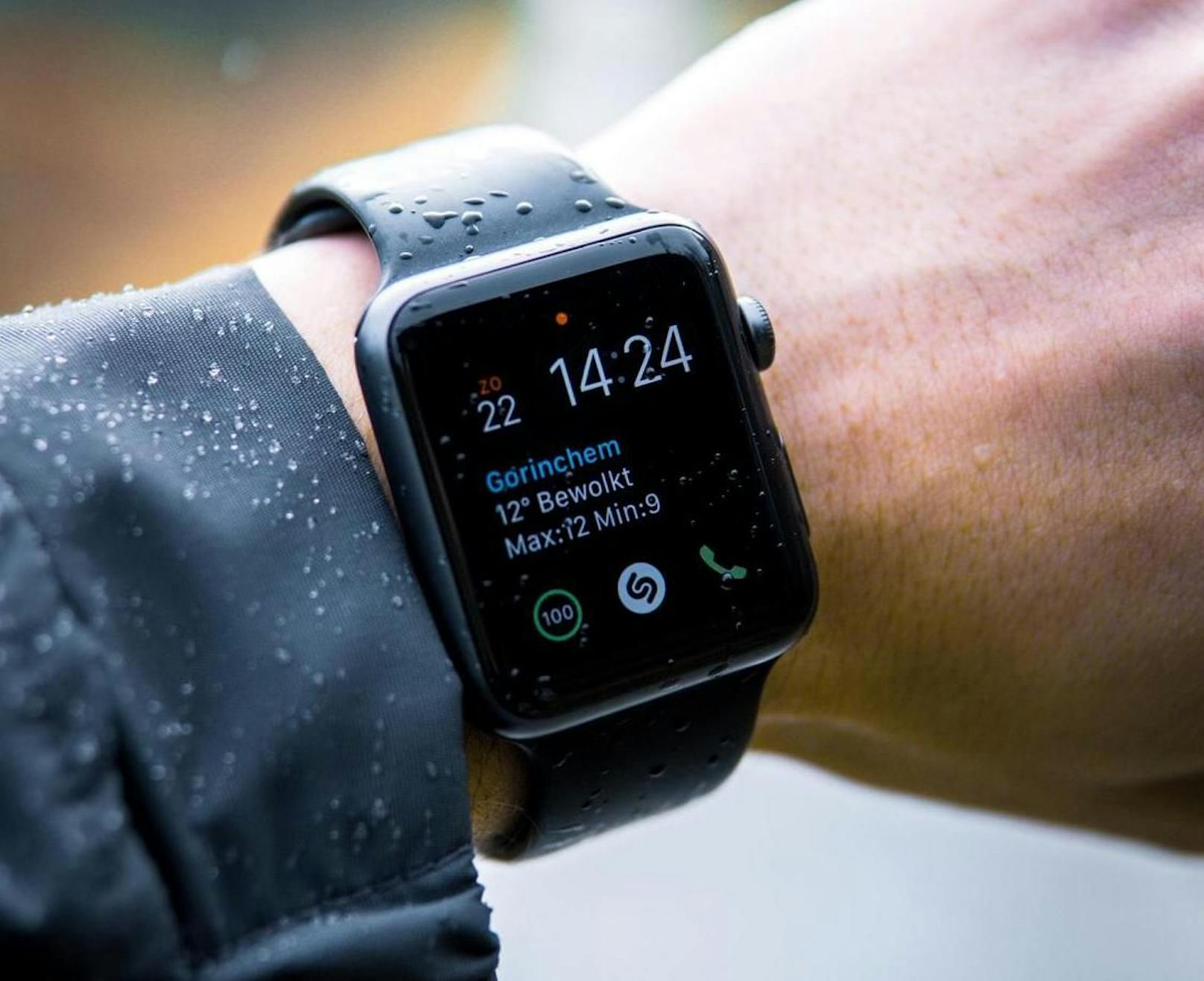 Auch die Apple Watch soll ein Update erhalten und etwas flacher werden.