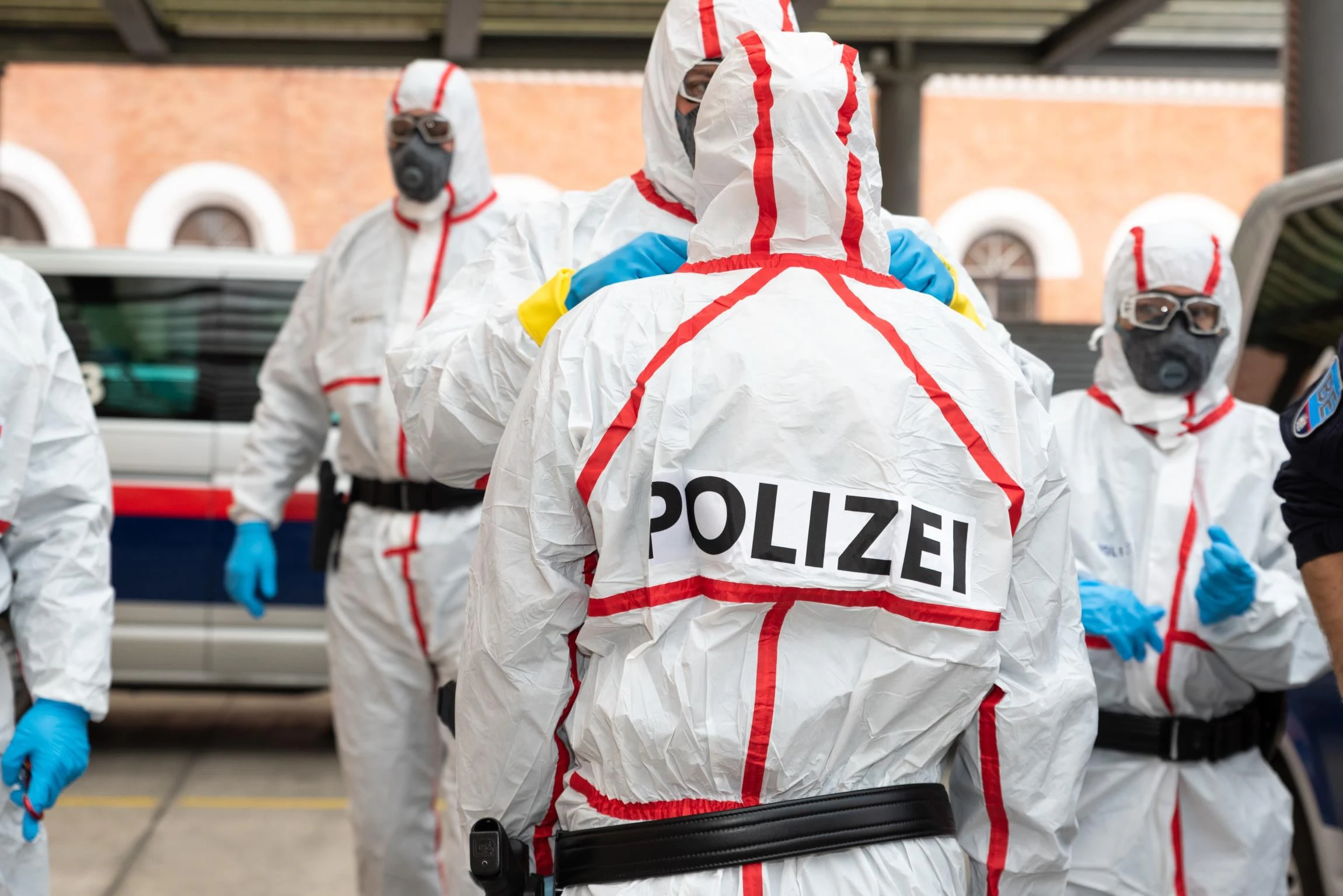 Die Wiener Bereitschaftseinheit hielt den Mann auf. Er wurde mit der Rettung ins Spital gebracht