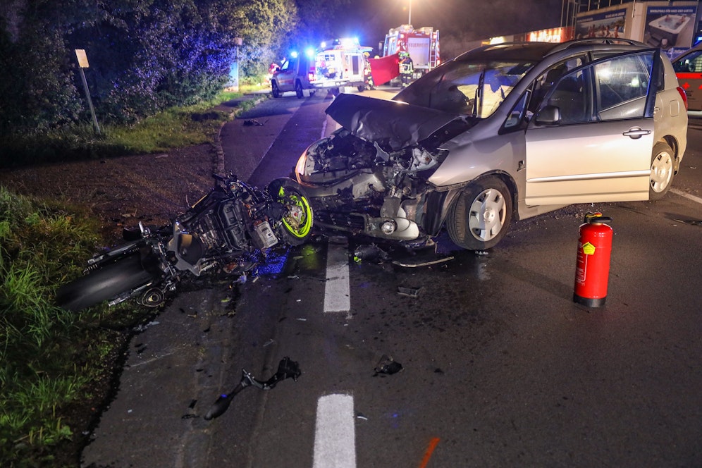 Der Biker wurde bei dem Unfall schwer verletzt.