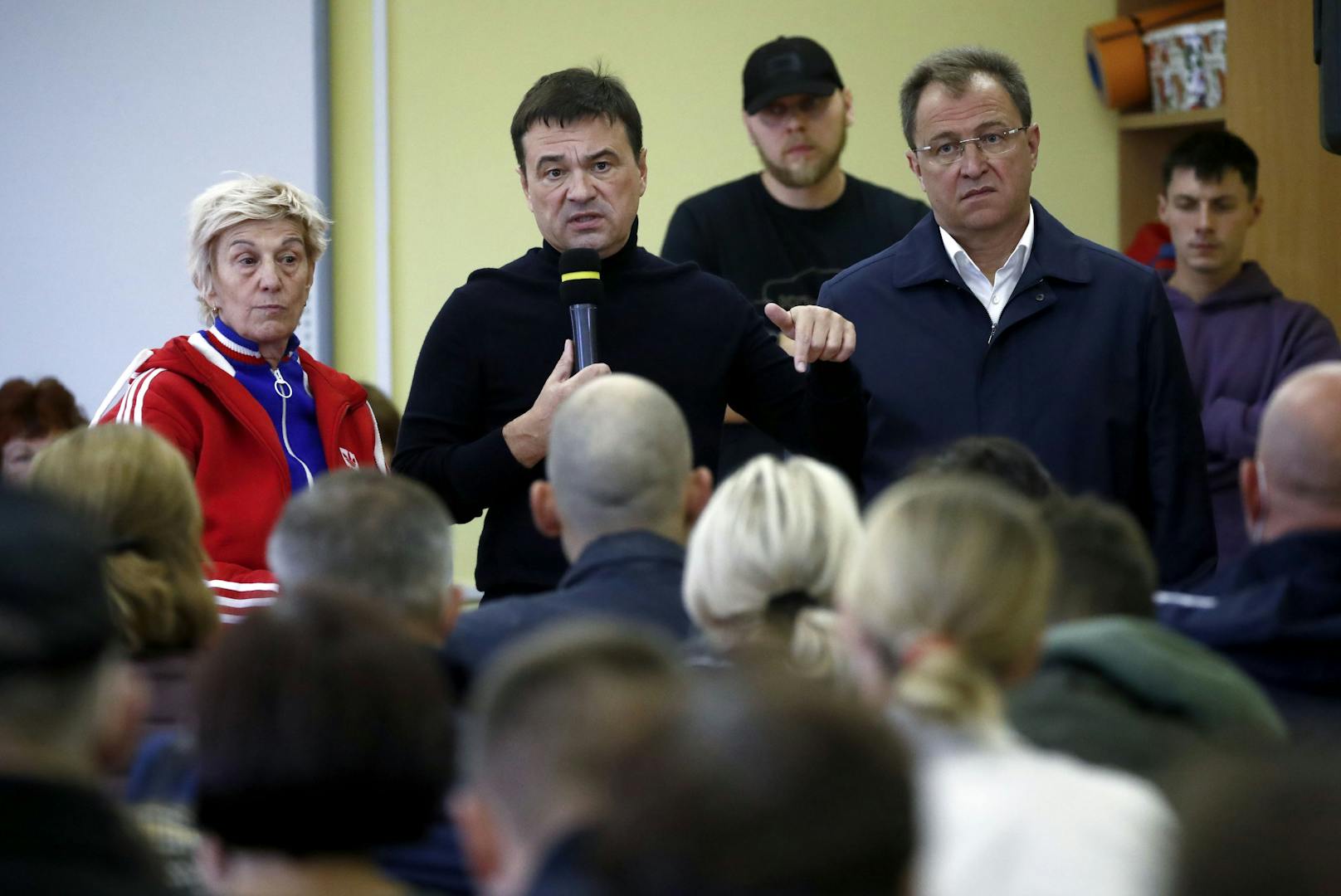 Der Moskauer Regionalgouverneur Andrei Vorobyev (Mitte) traf sich noch am Mittwoch mit den Betroffenen.