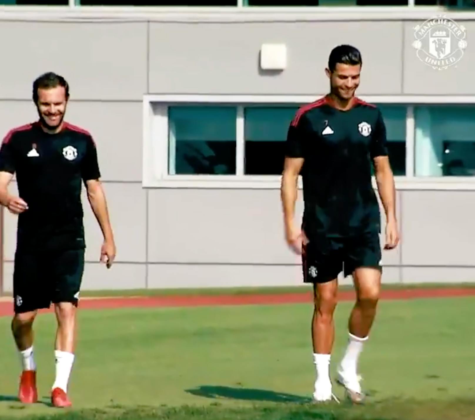Juan Mata und Cristiano Ronaldo schlendern auf den Trainingsplatz. Die Stimmung ist locker.