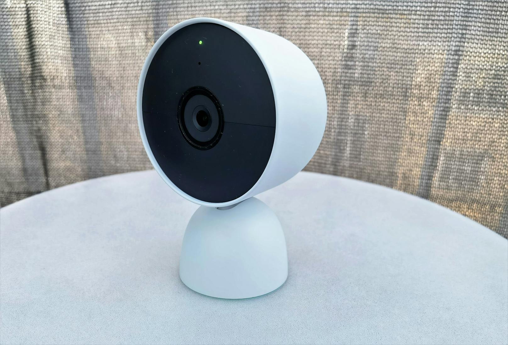 Die neue Nest Cam von Google ist in Österreich erhältlich. Die Kamera kann per Akku betrieben werden und zeigt sich zudem flexibel, ob sie in Innenräumen oder Außenbereichen eingesetzt wird.
