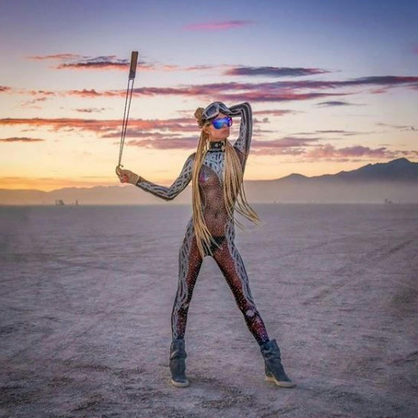 Offiziell fand das Burning Man Festival 2021 nur online statt. Trotzdem feierten 30.000 Menschen privat in der Wüste von Nevada, darunter Paris Hilton.