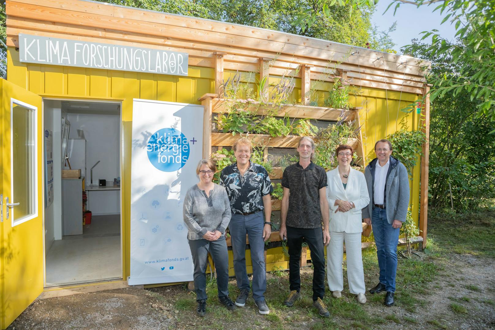Bente Knoll (B-NK GmbH), Ralf Dopheide (GF Gartenbox), Markus Weidmann-Krieger (Projektleiter), Theresia Vogel (GF Klima- und Energiefonds), Matthias Stadler (Bürgermeister)