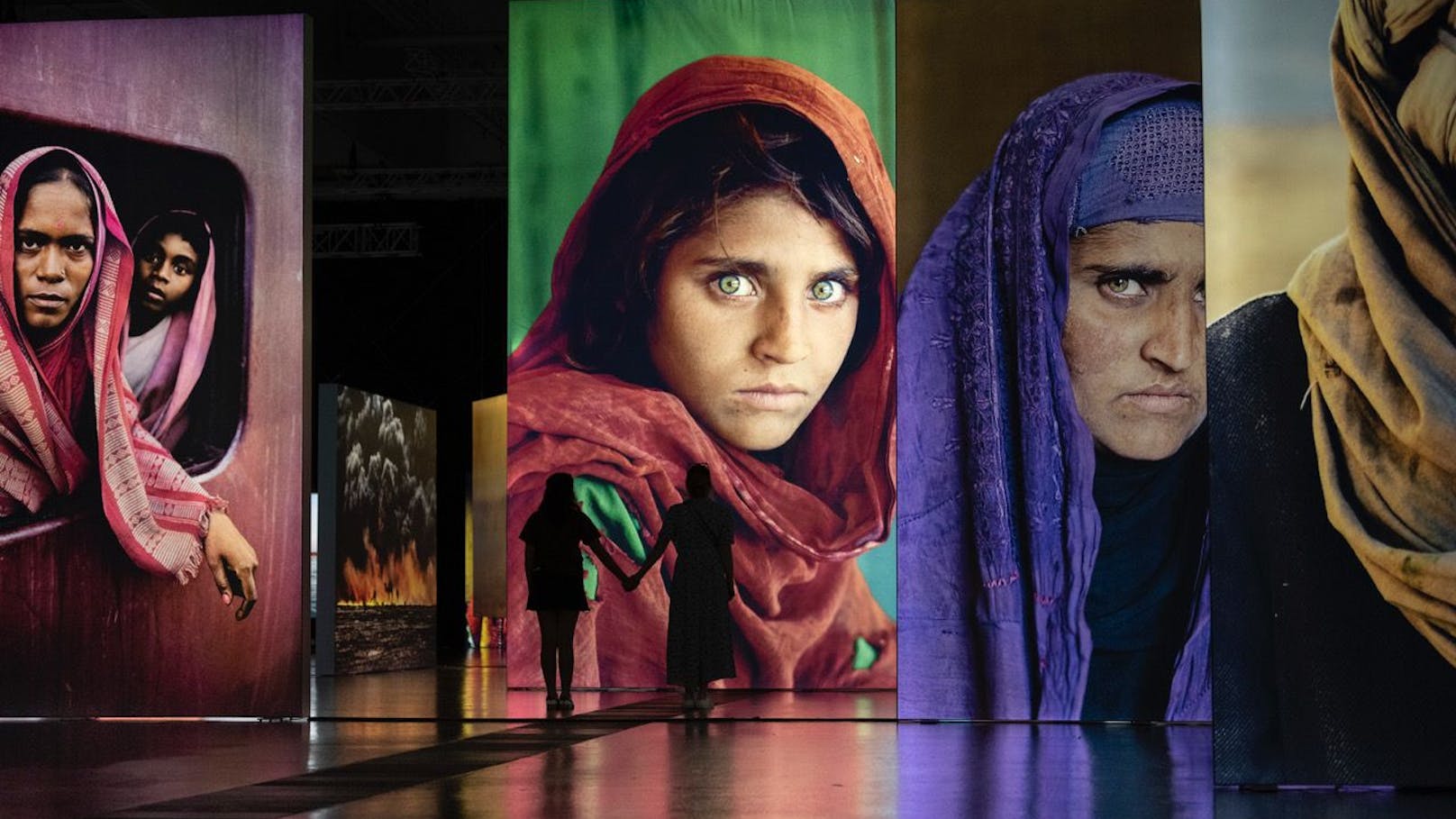 Steve McCurry Ausstellung: Riesige Bilder werden von hinten beleuchtet. Das ist sehr eindrucksvoll. Das afghanische Mädchen mit rotem Schleier ist weltberühmt.&nbsp;