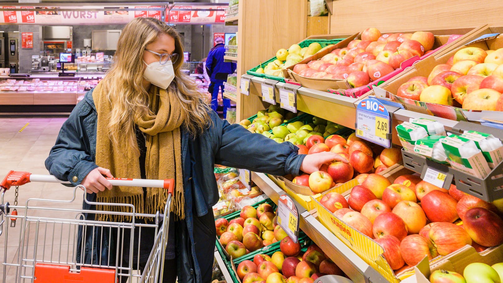 Einkaufen mit FFP2-Maske im Supermarkt - für Geimpfte als Empfehlung, für Ungeimpfte verpflichtend.