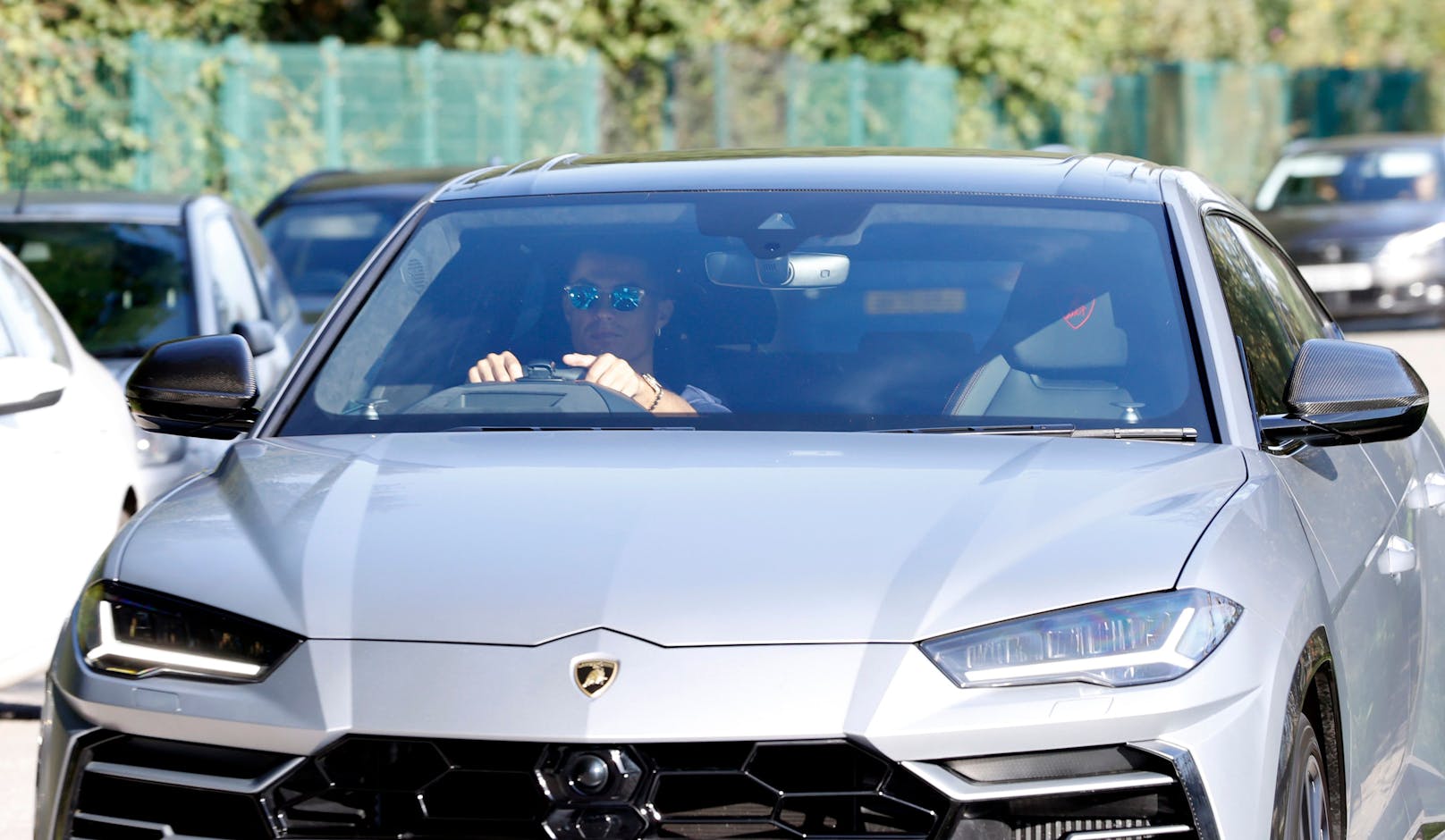 Cristiano Ronaldo fährt in seinem Lamborghini um knapp 200.000 Euro auf das United-Trainingsgelände.