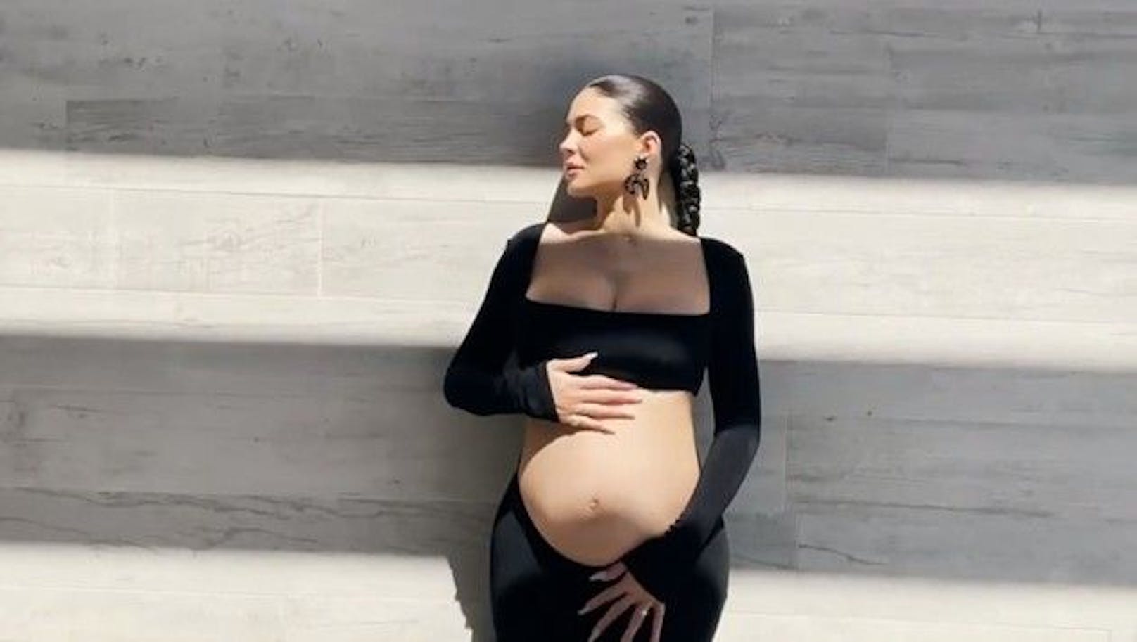 Kylie Jenner zeigt ihren Babybauch.