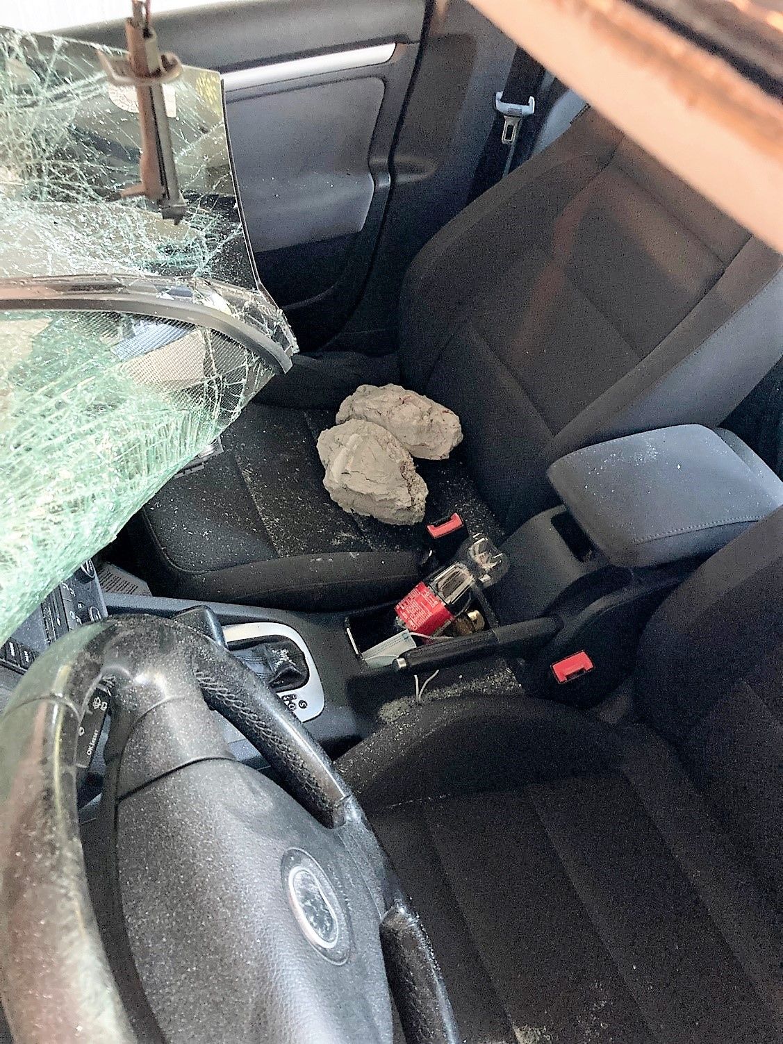 Die Frau hatte Glück, dass sie nicht von den geschmetterten Steinen getroffen wurde.